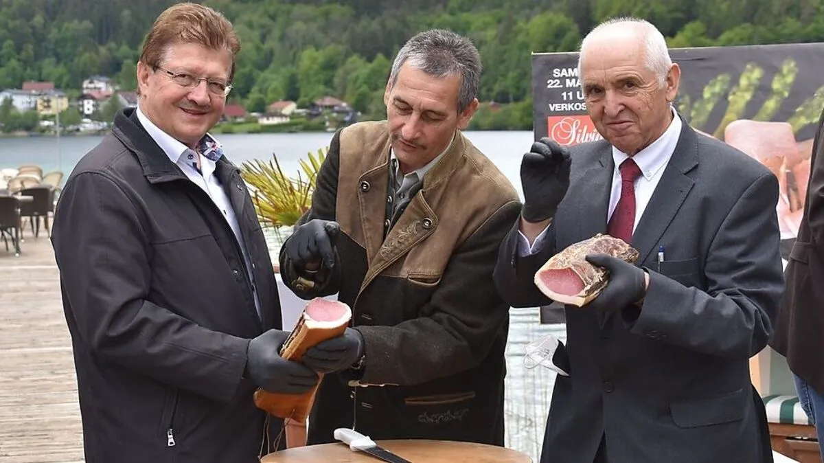 Bürgermeister Thomas Krainz, Anton Writzmann vom Gasthof Fichtenhof und Vizebürgermeister Alois Lach (von links)