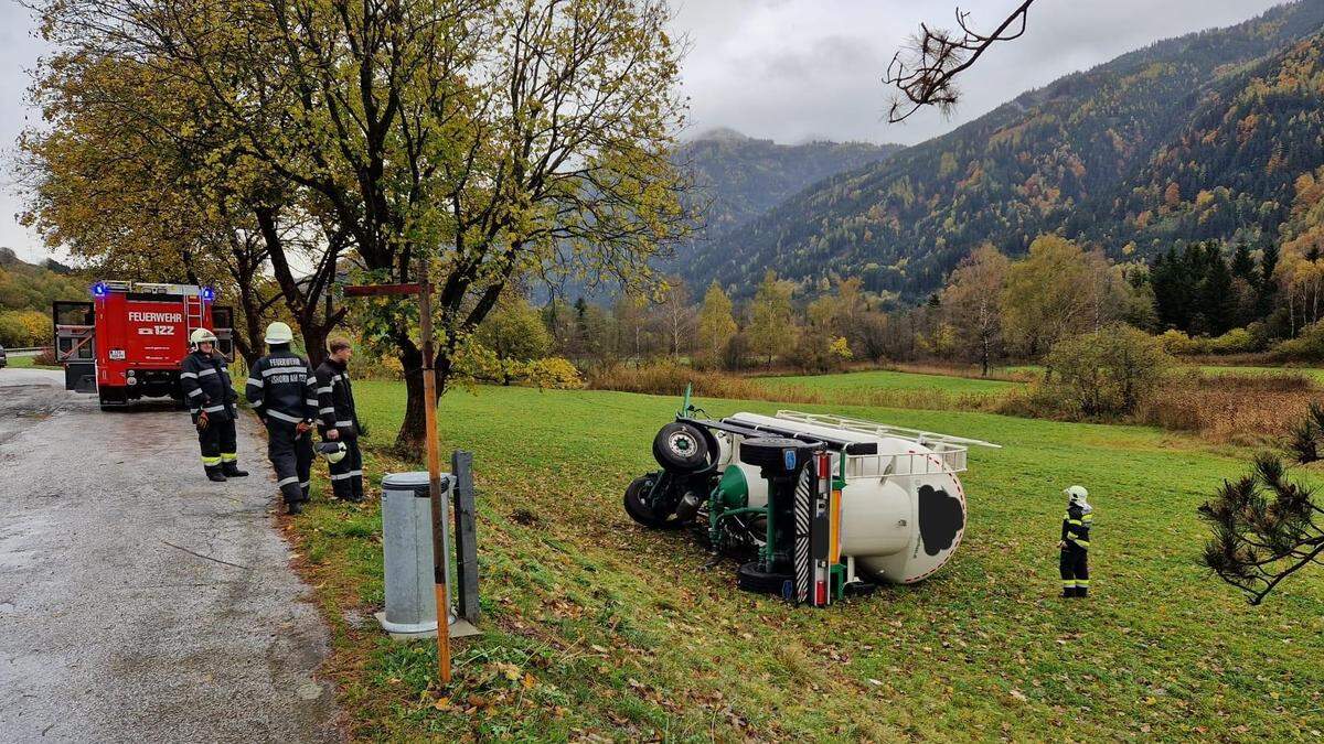 Anhänger stürzte über Böschung in eine Wiese 