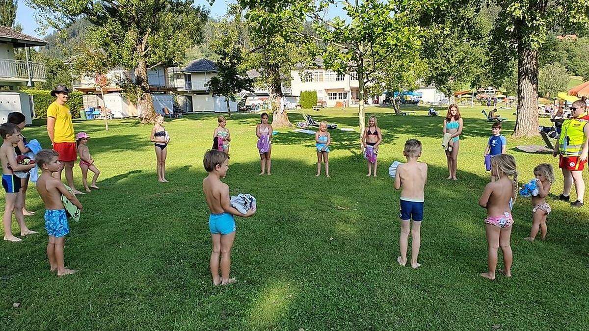 Die Kinder verbrachten einen Tag lang bei der Wasserrettung