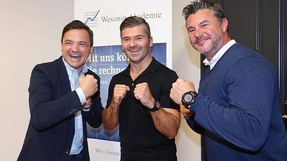 Ciro de Luca (Mitte) boxt sich mit zwei Kunden von Wesonig+Partner durch 