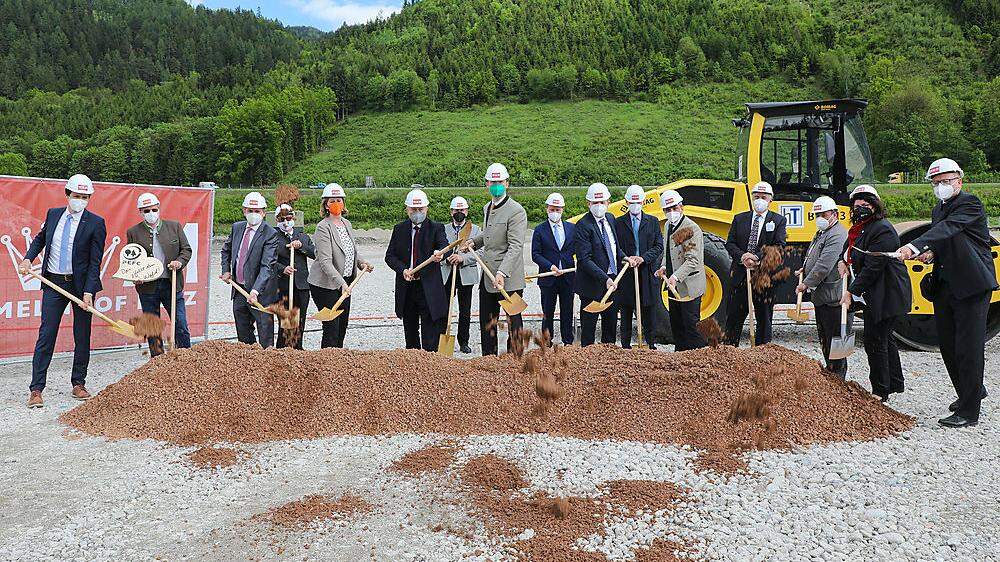 16 Spaten waren beim Spatenstich zum neuen 150 Millionen Euro teuren neue Brettsperrholzwerk von Mayr-Melnhof Holz in Leoben-Göss im Einsatz