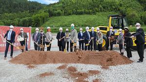 16 Spaten waren beim Spatenstich zum neuen 150 Millionen Euro teuren neue Brettsperrholzwerk von Mayr-Melnhof Holz in Leoben-Göss im Einsatz