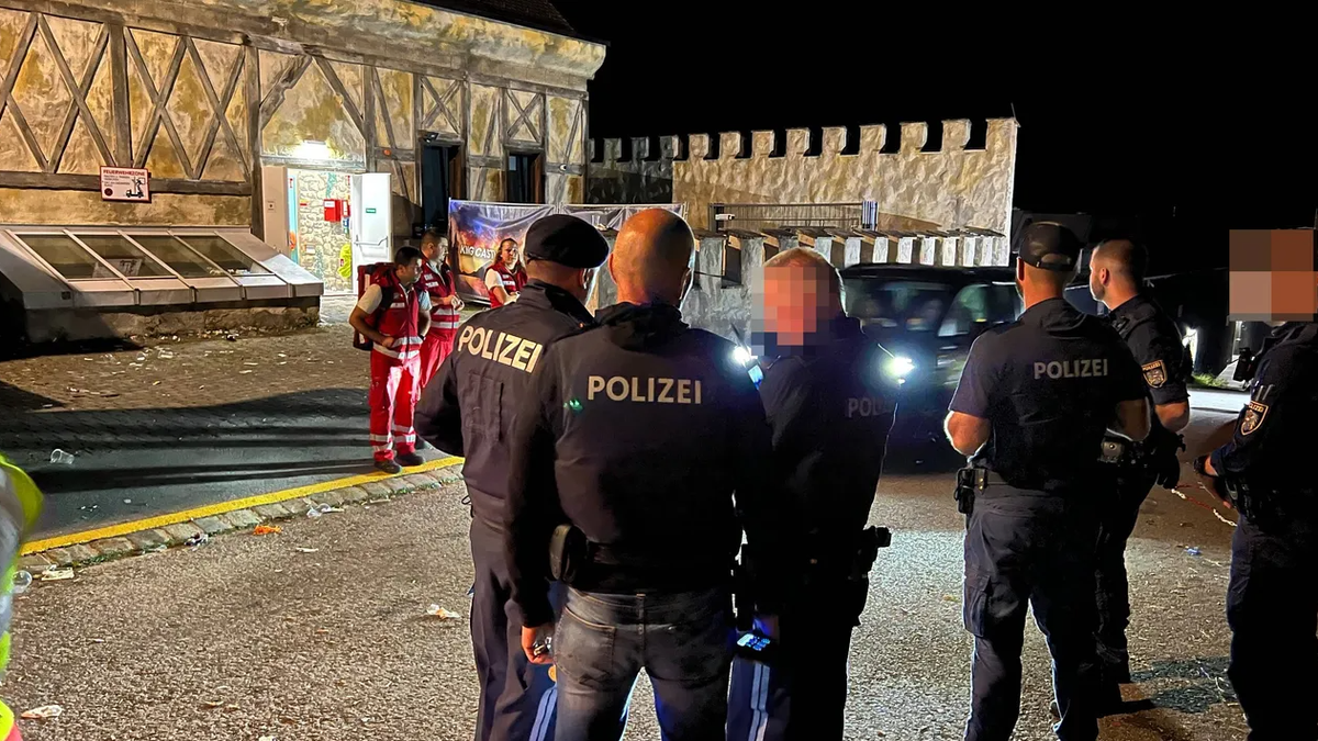 Die Räumung des „Magic Castle“ wurde von mehreren Polizeistreifen überwacht, auch Rettung und Feuerwehr rückten an