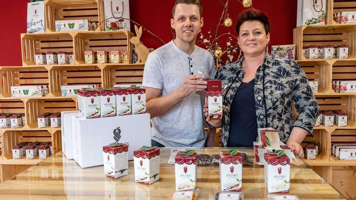 Lukas und Sonja Wilfling im „Appletinies“-Hauptquartier in Sinabelkirchen 