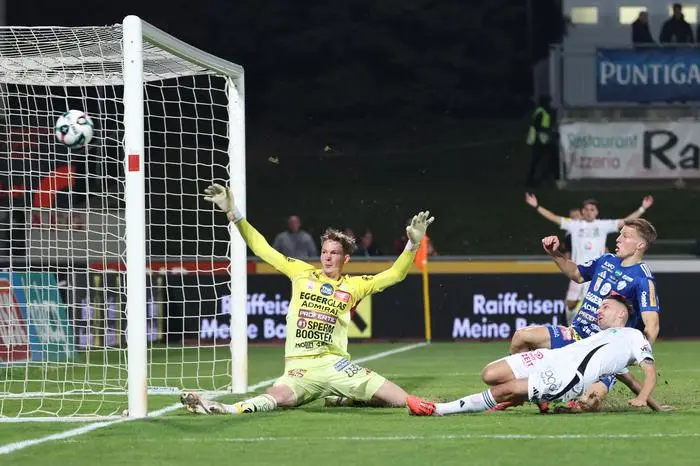 WOLFSBERG,AUSTRIA,08.NOV.25 - SOCCER - ADMIRAL Bundesliga, Wolfsberger AC vs TSV Hartberg. Image shows Tom Ritzy Huelsmann (Hartberg) and Donis Avdijaj (WAC).
Photo: GEPA pictures/ Chris Bauer