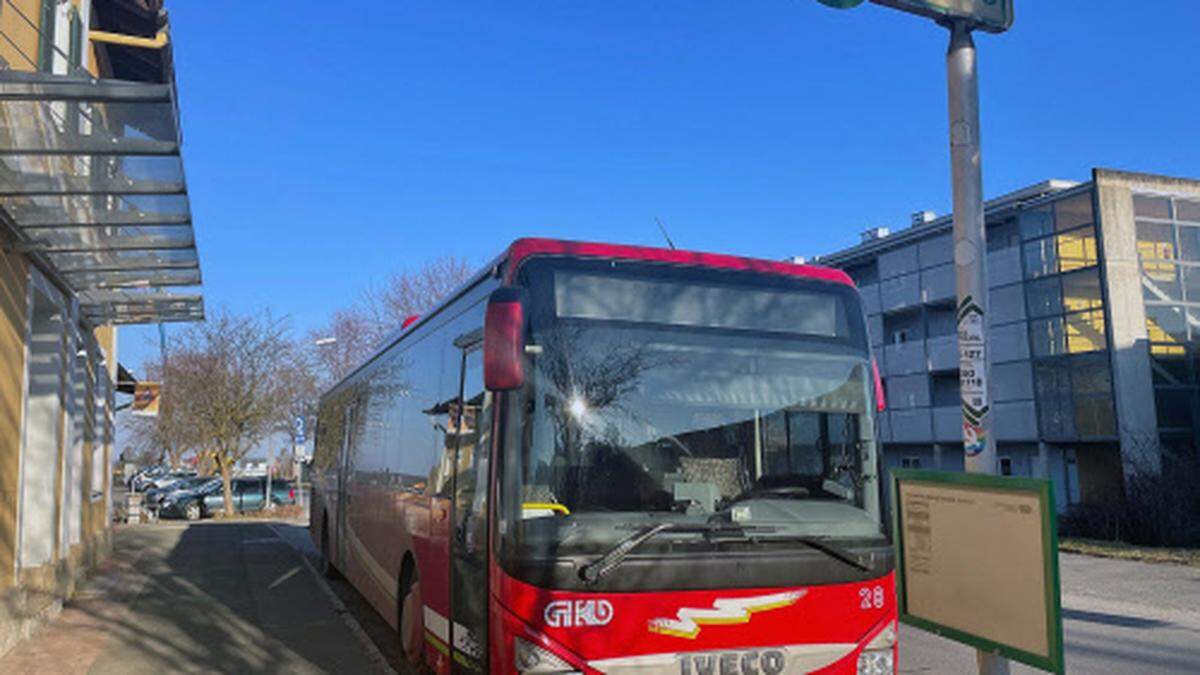 Überfüllte Busse stellen weiterhin ein Problem dar