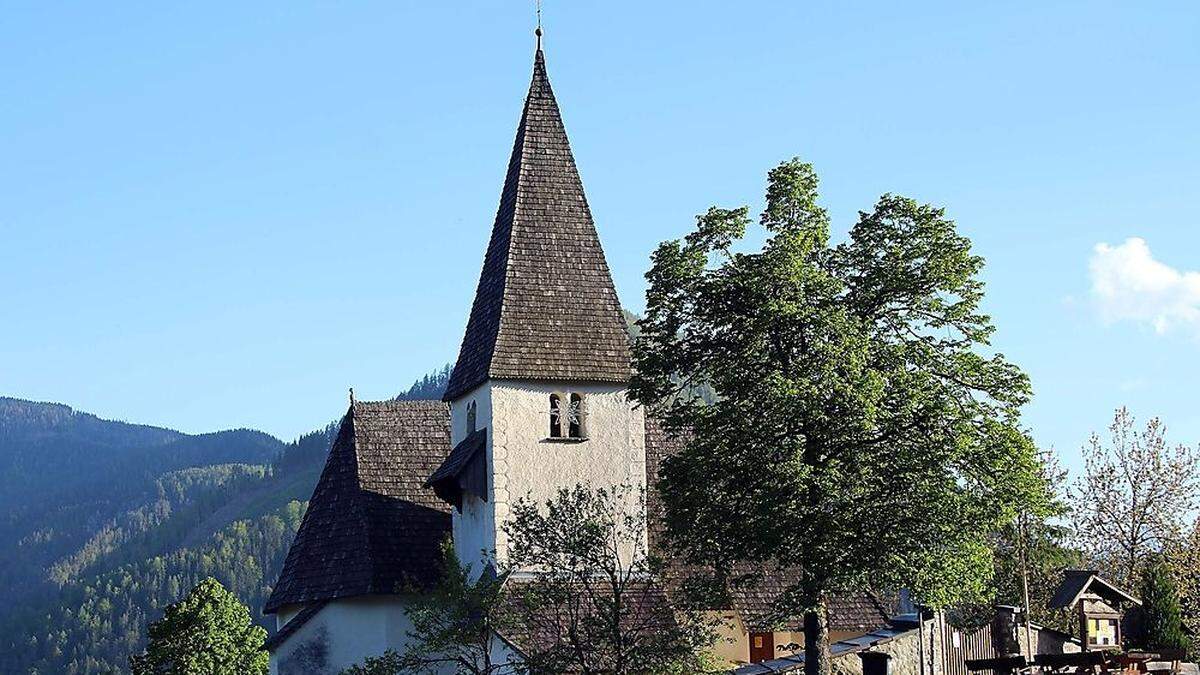 Die Pfarrkirche in Ebriach/Obirsko ist von einem Friedhof umgeben, der aufgrund der Topografie nur schwer erweitert werden kann