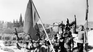 Die Zweite Republik - Eine unglaubliche Geschichte '1. Folge: Vom Krieg zum Staat in 14 Tagen' Diese Folge skizziert die Ereignisse in den Apriltagen des Jahres 1945, den Sturm der Roten Armee auf Wien ebenso wie die Bildung der ersten Regierung durch Karl Renner und die Gründung der Zweiten Republik. Hugo Portisch beleuchtet die Hintergründe der Entstehung der so genannten Moskauer Deklaration und auch deren Auswirkungen für die Weiterentwicklung Österreichs. Die Befreiung der einzelnen Bundesländer und die damit verbundenen militärischen Konfrontationen werden gezeigt, vor allem auch was die Zivilbevölkerung dabei zu ertragen hatte. Eine Dokumentation von Hugo Portisch. Im Bild: Die Kämpfe um Wien gehen am 13. April 1945 zu Ende. Soldaten der Roten Armee posieren auf dem Dach der Hofburg für das Siegesfoto. SENDUNG: ORF2, MI, 20.04.2005, 20:15 UHR. - Veroeffentlichung fuer Pressezwecke honorarfrei ausschliesslich im Zusammenhang mit oben genannter Sendung des ORF bei Urhebernennung. Foto:ORF/Öst. Institut f¸r Zeitgeschichte. Andere Verwendung honorarpflichtig und nur nach schriftlicher Genehmigung der Abteilung ORF/GOEK-Photographie. Copyright:ORF-PHOTOGRAPHIE, Wuerzburggasse 30, A-1136 Wien, Tel. +43-(0)1-87878-14383.