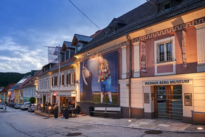 Gezeigt werden „Manfred Deix trifft Werner Berg“ und „Werner Hofmeister-Sprachbilder (im Skulpturengarten des Museums) 