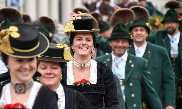 Der Trachtenumzug mit rund 9000 Teilnehmern zählt zu den größten der Welt und ist eines der Höhepunkte des Oktoberfestes.