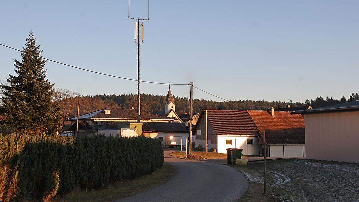 Der bestehende Handymast in St. Martin soll jetzt um keine 100 Meter auf das Grundstück rechts vorne versetzt werden