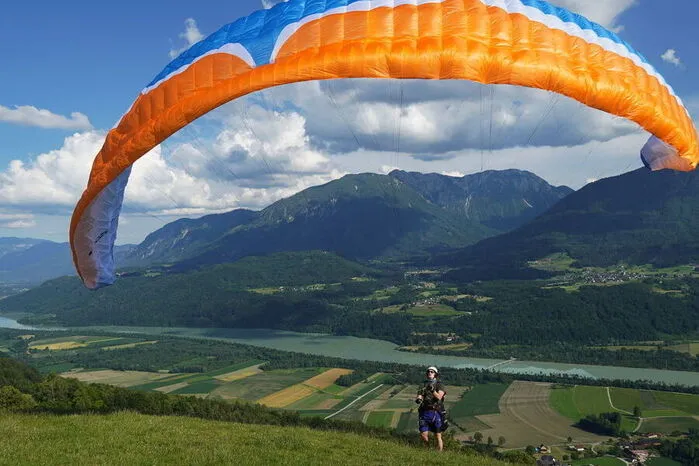 Start mit dem Paragleiter auf dem Radsberg bei Klagenfurt. Mit Blick über das Rosental. Das Foto ist von Brigitte Pontasch aus dem Bezirk Villach-Land