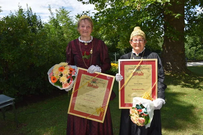 Ausgezeichnet mit dem Ehrenzeichen in Silber: Adelheid Glantschnig und Grete Laschkolnig (von links)