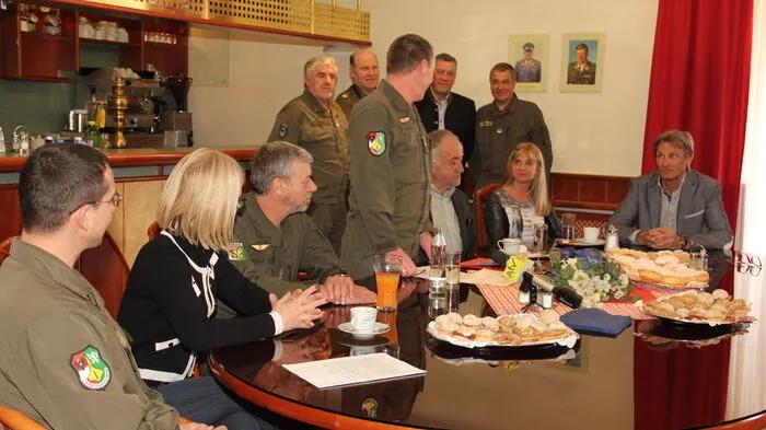 Traditionell nach dem Fasching lädt Manfred Mayer, Chef des Fliegerball-Organisationsteams, zur Spendenübergabe ins Offizierskasino am Fliegerhorst Hinterstoisser ein. Am 2. März war es wieder soweit.