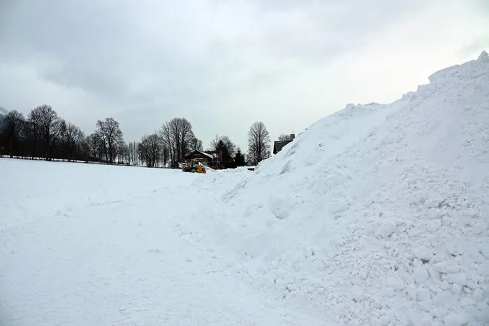 Der Schnee aus dem Zentrum wird ebenfalls auf der Wiese hinter dem Hotel abgeladen