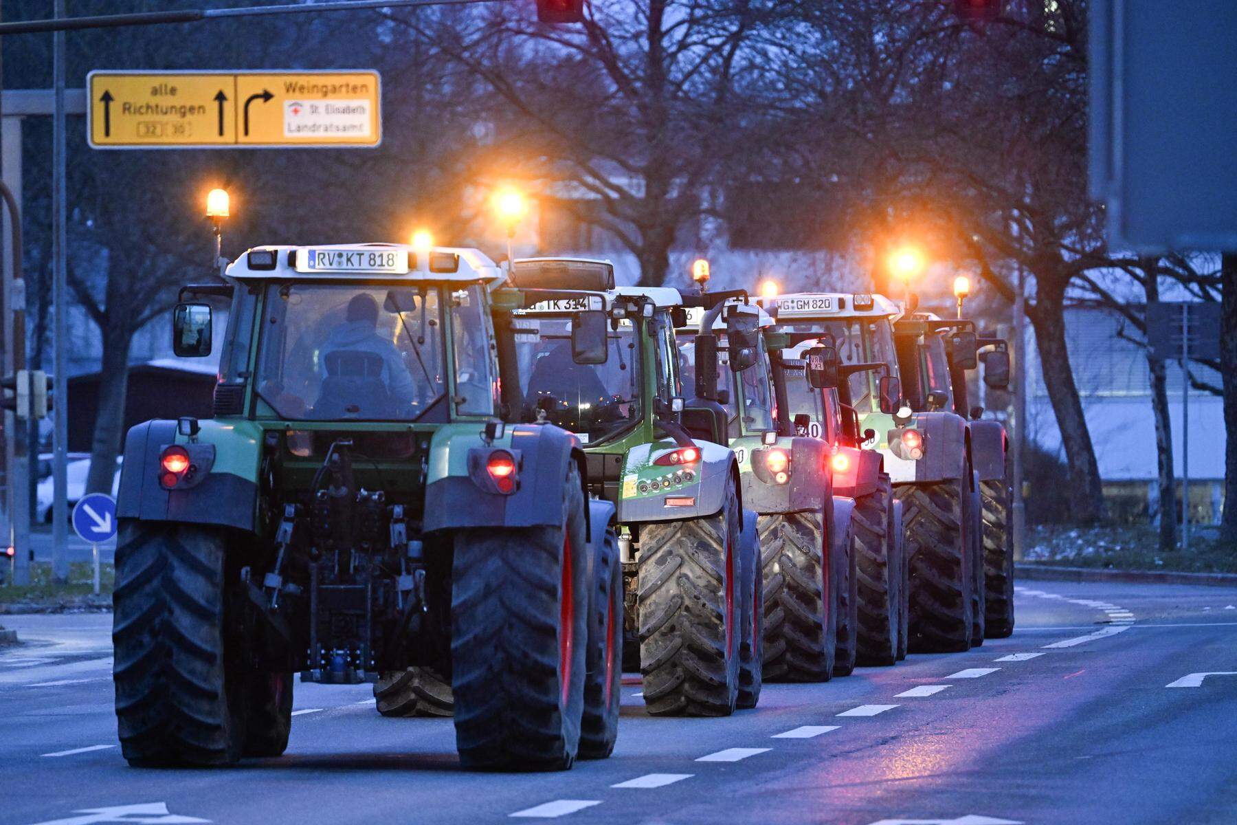 Konvois, Demos, Blockaden | Deutscher Bauernaufstand ist in voller Fahrt