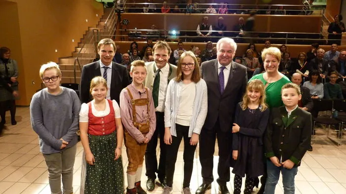 Die Kinderbürgermeister mit den "richtigen Bürgermeistern" Karlheinz Schuster, Franz Silly und Maria Skazel sowie  Landeshauptmann Hermann Schützenhöfer