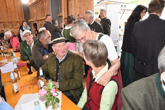 Nach rund zwei Jahren schwerer Arbeit wurde das Wirtschaftsgebäude wie Wohnhaus wieder aufgebaut, viele freiwilligen Helfer haben sich spontan gemeldet, um den Wiederaufbau zu erleichtern.