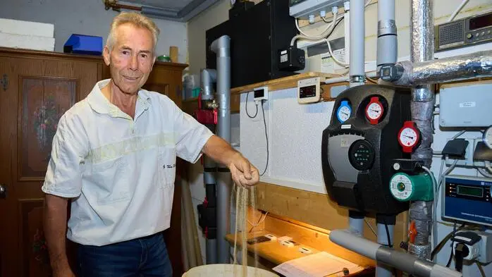 Josef Warmuth vor dem Raum, in dem seine Sandbatterie installiert wurde