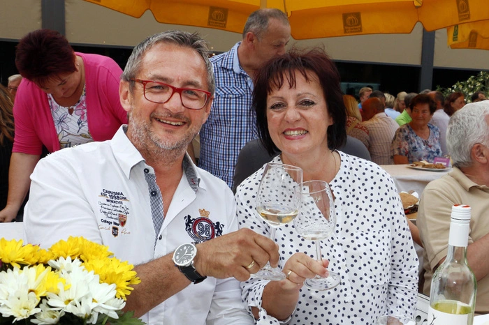 ...gepaart mit edlen Tröpferln heimischer Winzer am Thermenvorplatz genossen werden.
