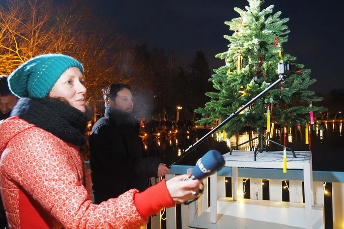 Jedes Jahr vor Weihnachten seit rund vier Jahrzehnten versenken Taucher der Klagenfurter Berufsfeuerwehr und des Tauchvereins Ekus eingedenk der in Seenot Geratenen einen Christbaum.