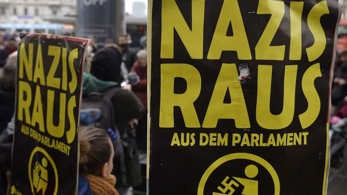 Rund 200 Menschen versammelten sich am Donnerstag in der Wiener Innenstadt, um gegen die Angelobung von Burschenschaftern als FPÖ-Abgeordnete im Nationalrat zu protestieren.