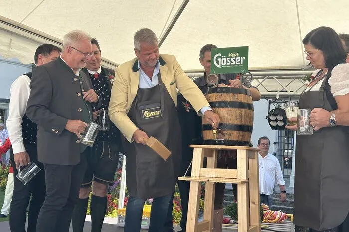 Nach einer kurzen Rede, in der Bürgermeister Gerhard Köfer sich an den allerersten Spittaler Kirchtag zurückerinnerte, eröffnete er mit dem Bieranstich offizielle das Brauchtumswochenende. 