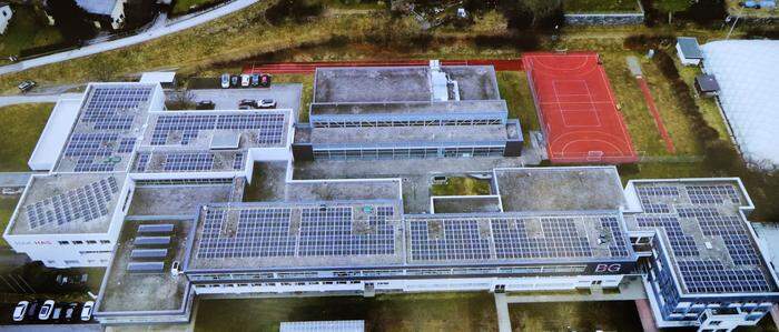 Sämtliche Dächer der beiden Schulen sind mit den Photovoltaikpaneelen bestückt