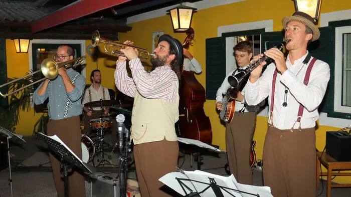 Unter dem Motto „Jazz at is best“ präsentierten im Rahmen des Sommerfestivals im Ligister Schilcherhof die Musiker von „Streetview Dixieclub“ ein abwechslungsreiches Open Air Konzert.