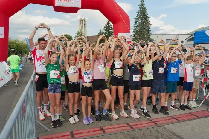 Bereits am Vormittag zeigten die Jüngsten beim Schülerlauf „kidsrun4kids“ riesiges Herz: Über 2.200 Schülerinnen und Schüler stürmten die Laufstrecken und sorgten für Gänsehautmomente. 