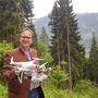 Gottfried Raunijak mit seiner Drohne im Wald in Treffen