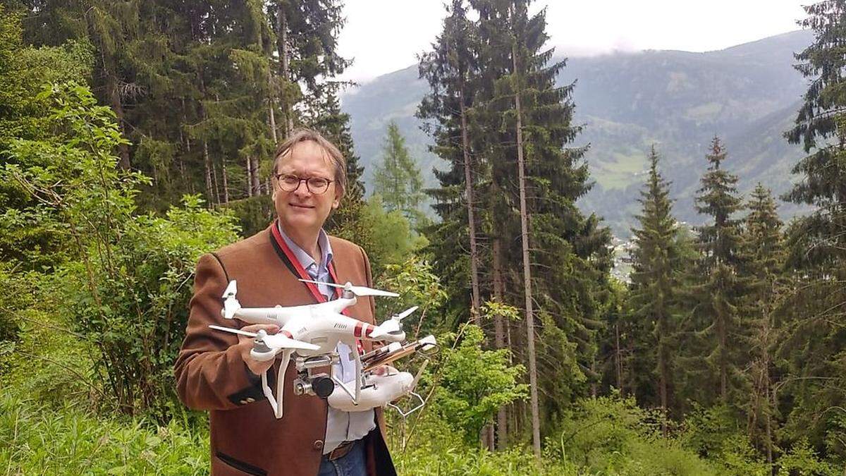 Gottfried Raunijak mit seiner Drohne im Wald in Treffen