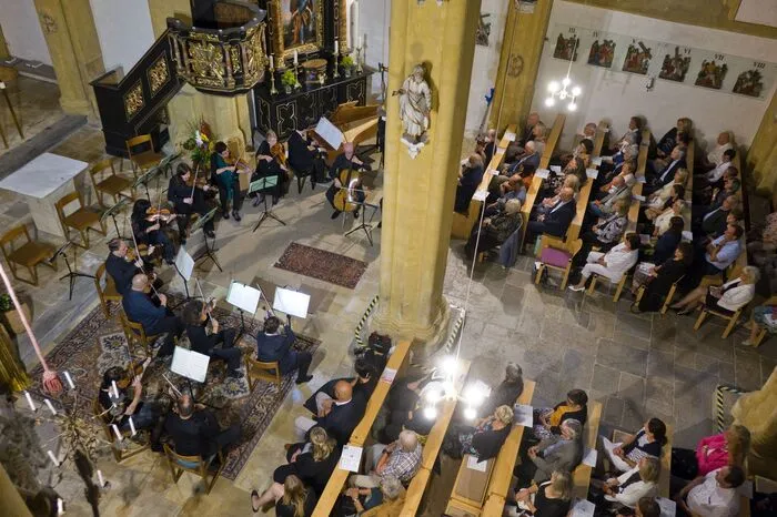 Einen musikalischen Jahrhundertsprung machte das Kammerorchester nach der Pause, verstärkt durch zwei Hörner und zwei Oboen. Mozart und Haydn waren die Schöpfer.