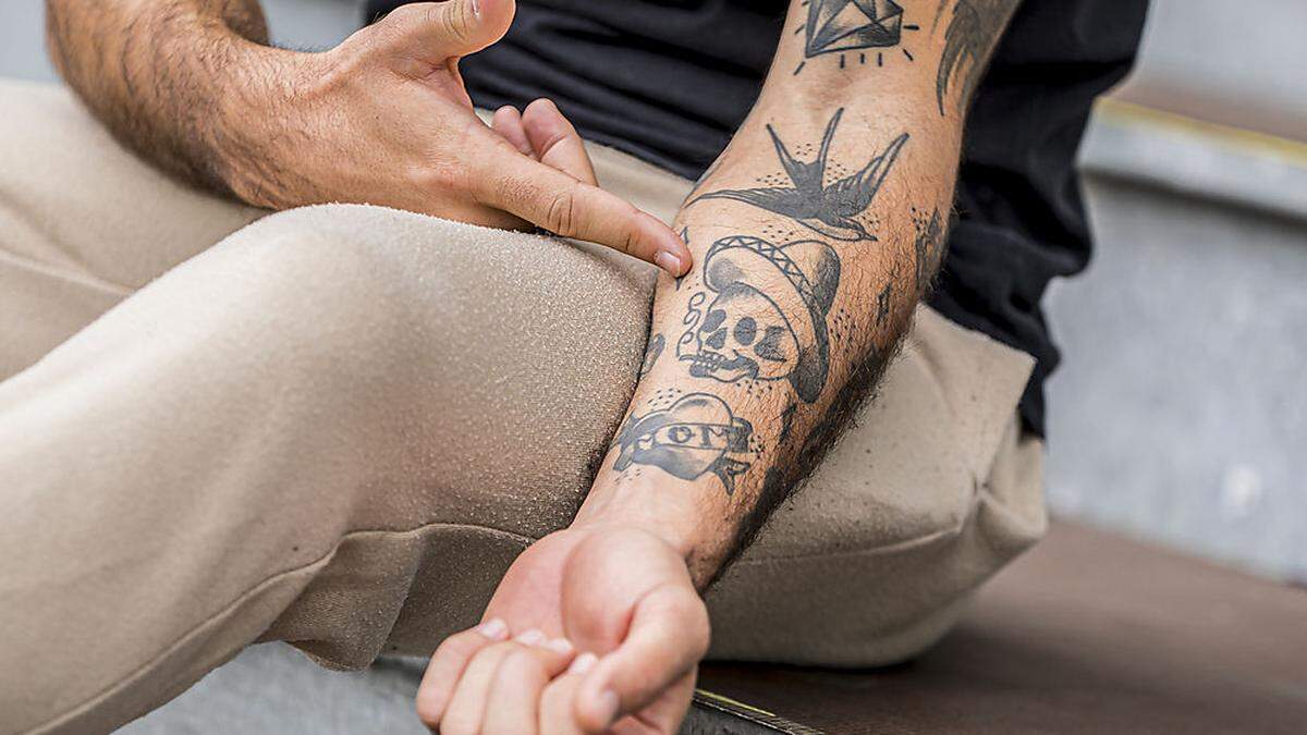 Tattoos auf Unterarme sind bei der Polizei jetzt erlaubt