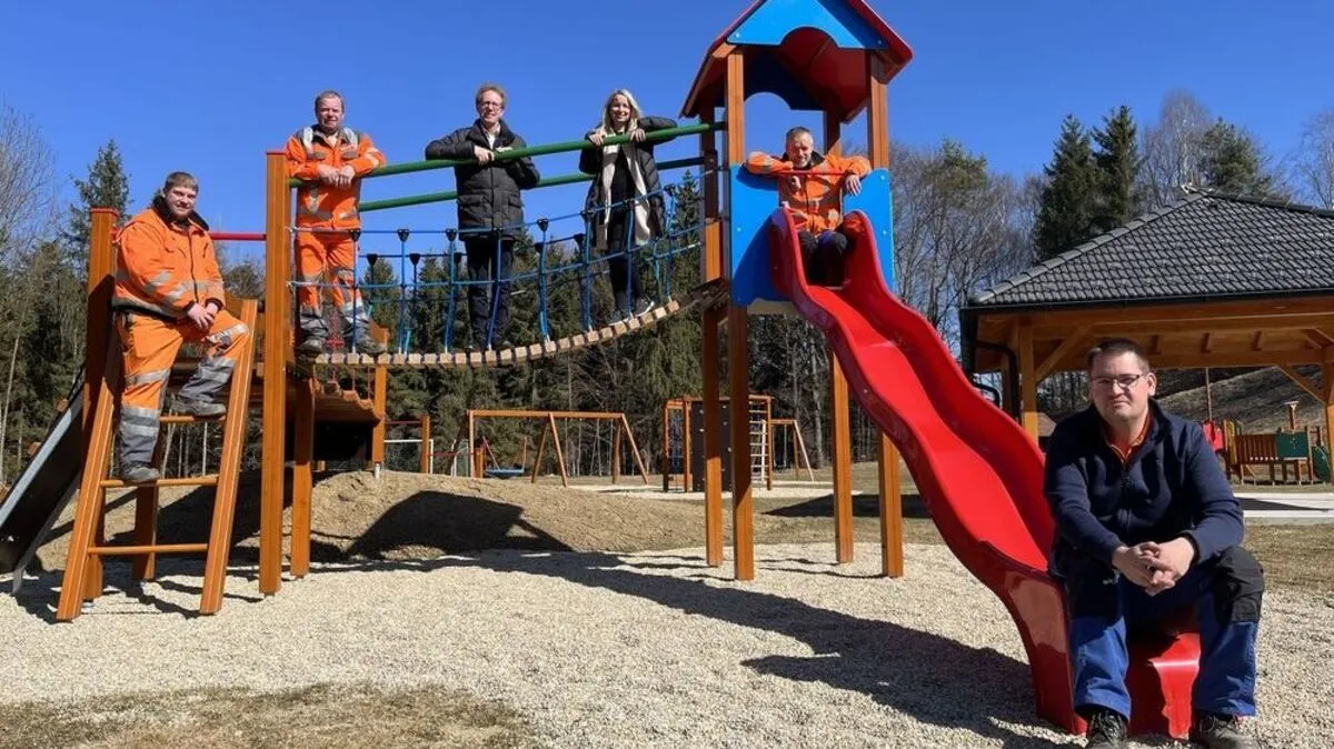 Bürgermeister Werner Höfler und Volksschuldirektorin Birgit Lancsak mit den Gemeindearbeitern am Areal des neuen Bewegungsparks