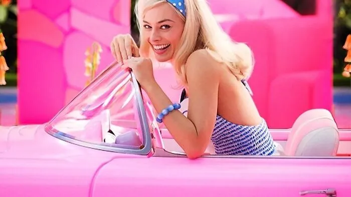 Greta Gerwigs Parodie erzählt von einer Barbie (Margot Robbie), die von Barbieland ausgeschlossen wird, weil sie nicht perfekt genug ist. Ken (Ryan Gosling) ist von ihr besessen. Es wird laut, pink, knallig und feministisch - wie der erste Teaser offenbart. Geplanter Kinostart von "Barbie": Sommer 2023.