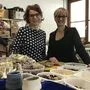 Lore Formann (l.) und Claudia Wagner in der bunten Werkstatt von „Akzente Handwerk“