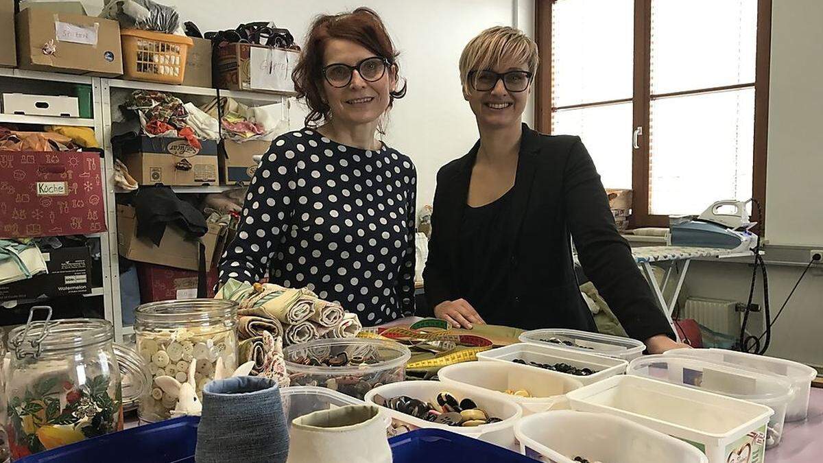 Lore Formann (l.) und Claudia Wagner in der bunten Werkstatt von „Akzente Handwerk“