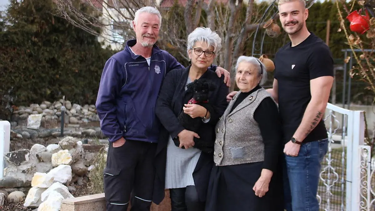 Vasile Haragas ganzer Stolz: Die Familie im Garten des eigenen Hauses
