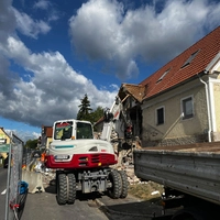 Die Unfallstelle an der B65 in Brodersdorf bei Eggersdorf. Teile des Mehrparteienhauses werden nach dem Unfall abgerissen
