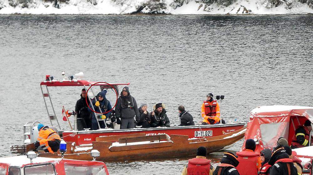 Daniel Craig (mit Kreis markiert) bei den Dreharbeiten am See