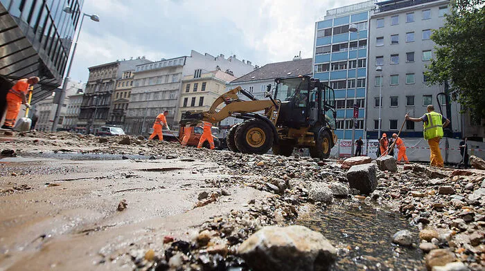 Aufräumarbeiten in der Wiener Auerspergstraße