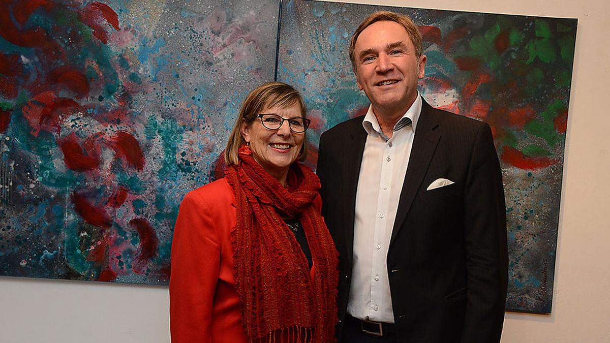 Die Künstlerin Elisabeth Schwandter mit Superintendent Manfred Sauer bei der Vernissage im Markushof in der Villacher Italienerstraße