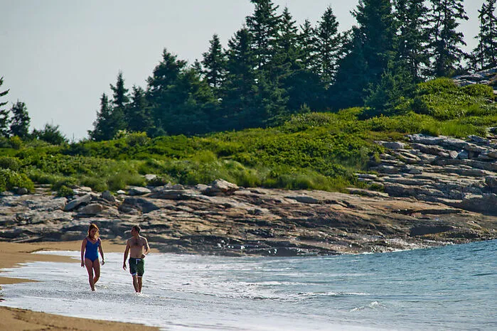 Im Süden von Portland lädt das malerische Cape Elizabeth mit dem Crescent Beach State Park Besucher dazu ein, sich die frische Meeresluft um die Nase wehen zu lassen. Als Paradies für Vogelkundler erweist sich der weiter nördlich gelegene Reid State Park mit seinen großen Sanddünen.