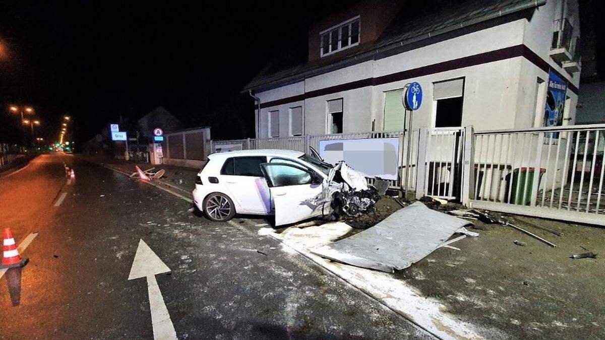 Sonntagfrüh krachte ein Lenker aus Kroatien gegen ein Verkehrszeichen - am Auto entstand Totalschaden