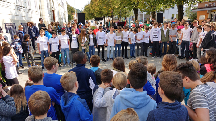 Mehr als 300 Schülerinnen und Schüler der SPIN Schulen im Schulbezirk Weiz I präsentierten gestern in der Europa-Allee passende Sprüche auf ihren T-Shirts, passend zum Europäischen Tag der Sprachen, der seit 2001 gefeiert wird.