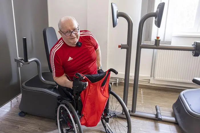 Vom Rollstuhl schwingt sich Reichhold auf die Geräte