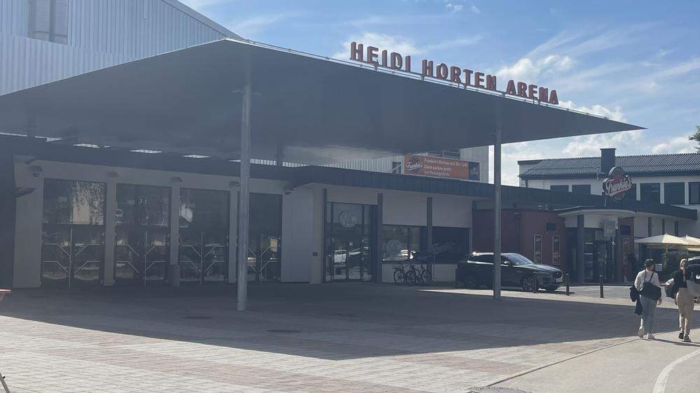 Mit dem Anbringen des Schriftzugs wurden die Arbeiten an der Heidi-Horten-Arena abgeschlossen