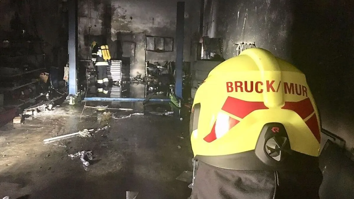 Die Feuerwehr drang mit schwerem Atemschutz in die Garage ein