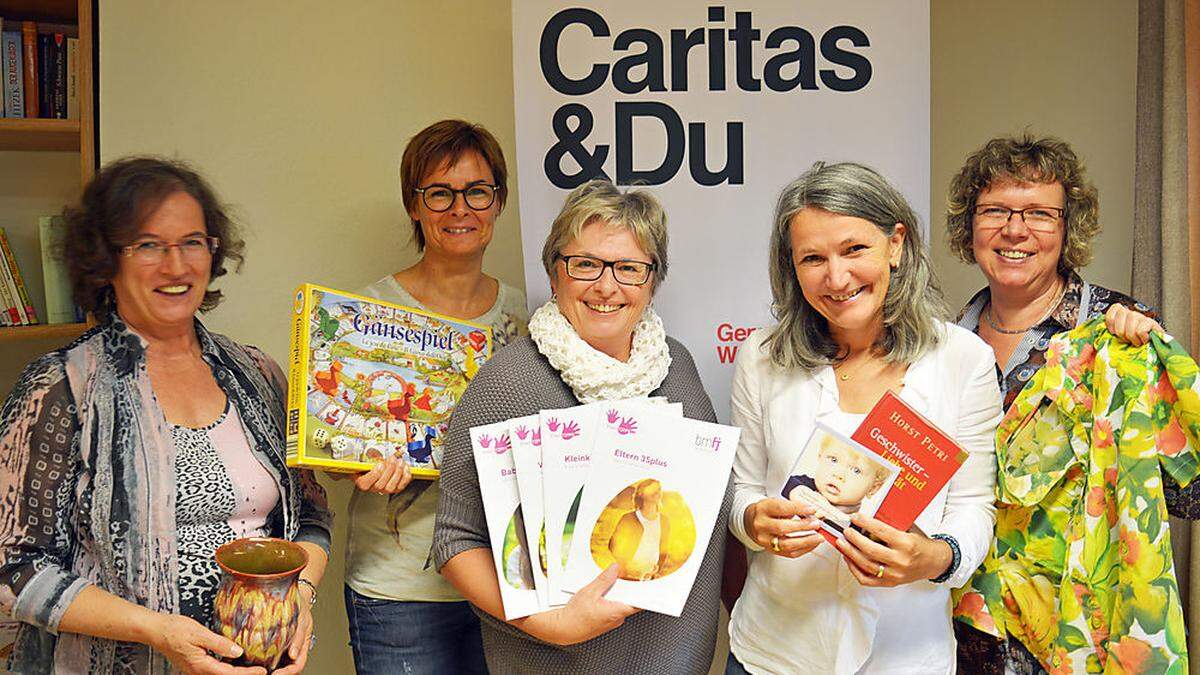 Menschen in Krisen-Bereichsleiterin Ursula Luschnig (4. von links) mit dem Villacher Team Elke Pleschberger, Janette Suntinger-Schneeweiß, Ruth Holzer und Christine Krügerl (von links)